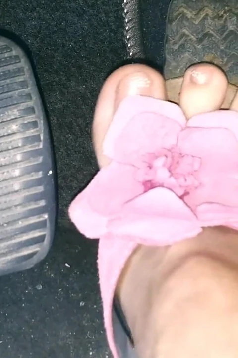 Pembe çiçekli parmak arası terlikli arabamı deviriyorum