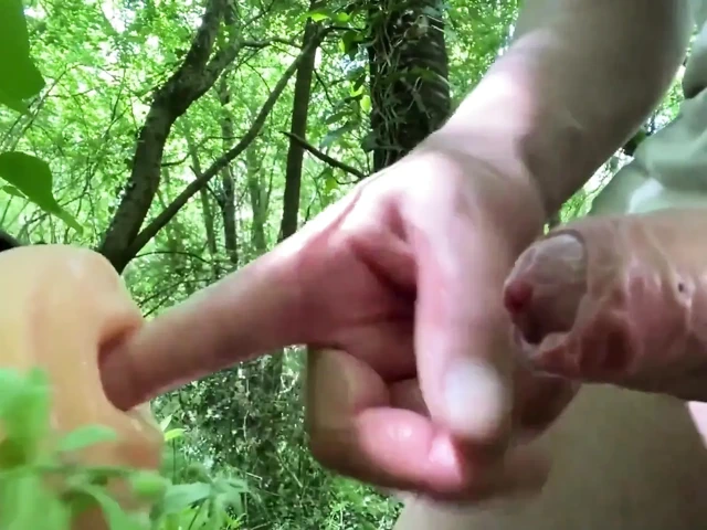 Bir exhib kalede küçük bir amcık düşünerek mastürbasyon yapıyor ve deliğe fışkırtıyor