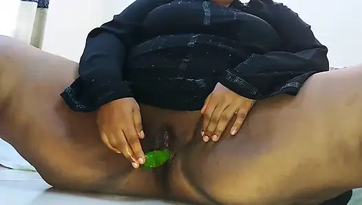 Tabu: Kıllı amcıkta salatalık seks oyuncağı ile Arap üvey anne - üvey oğlunun önünde sert seks bayramı günü