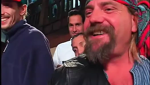 İki sulu dudaklı sürtük kampüste ateşli yarağı dörtlü sikiyor ve sikiliyor