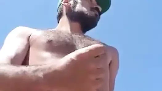 Açık havada çıplak masturbasyon yapıyor