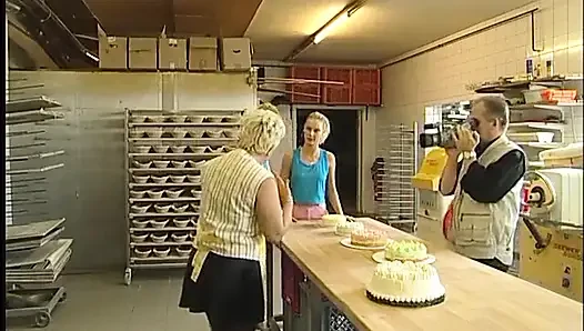 Olgun sürtük ve genç lezbiyenler yemek kavgasında