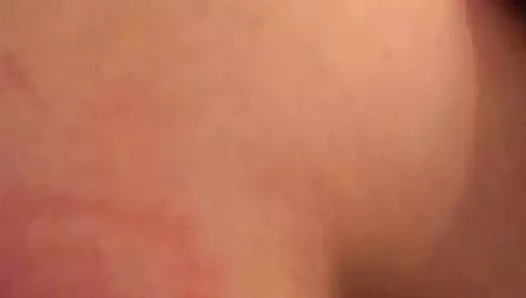 Onu arkadaşlarının kanepesine eğiyor