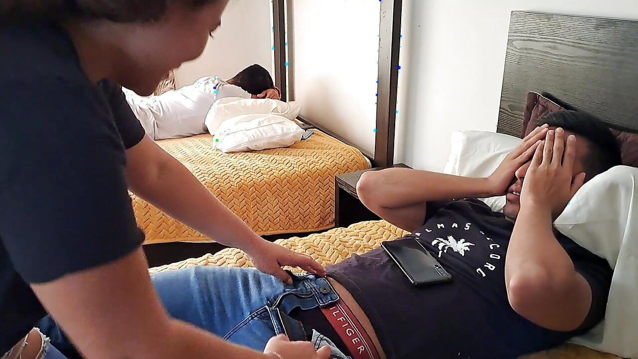 Üvey kardeşim dinlenirken kuzenim horozumu çok iyi emiyor