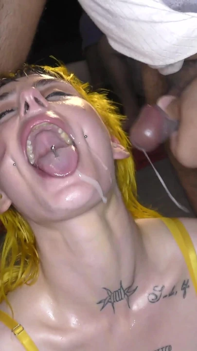 Lana Banana için ilk bukkake yüze boşalma