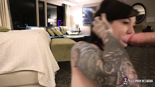 Fullpornnetwork - James Deen dövmeli emo sürtüğü Kelsi Lynn'i gırtlağına kadar sikiyor ve sikiyor
