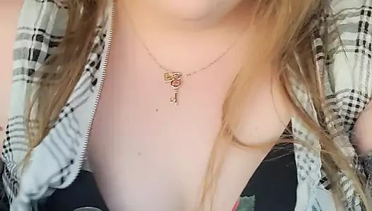 Tamamen giyinik iri güzel kadın halka açık vibratörle arabada inleyerek orgazm oluyor