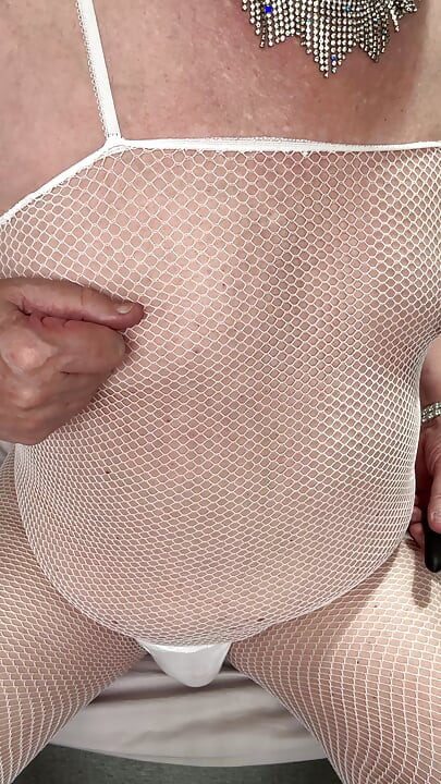 Olgun tvrose, beyaz vücutlu çoraplı travesti, pert meme uçlarını ve kız gibi yarağı azdırıyor
