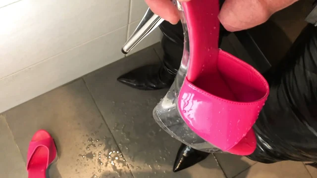 Pembe Yüksek Topuklu Terliklere İşeme ve Boşalma - Kullanıcı İsteği