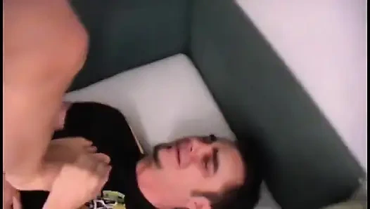 Kölenin üstüne atlıyor