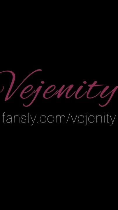 Kırmızı deri kayışlı kıyafet içindeki sevimli sissy femboy | Klip 1