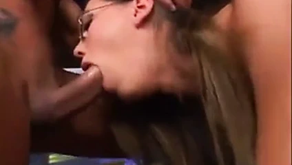 Seksi kız içinde gözlük sikikleri için boşalmak