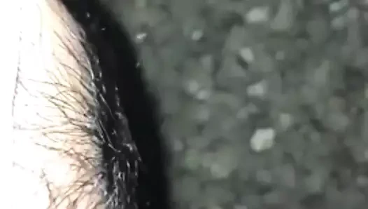 İspanyol esmer ile kıllı kedi açık çiş