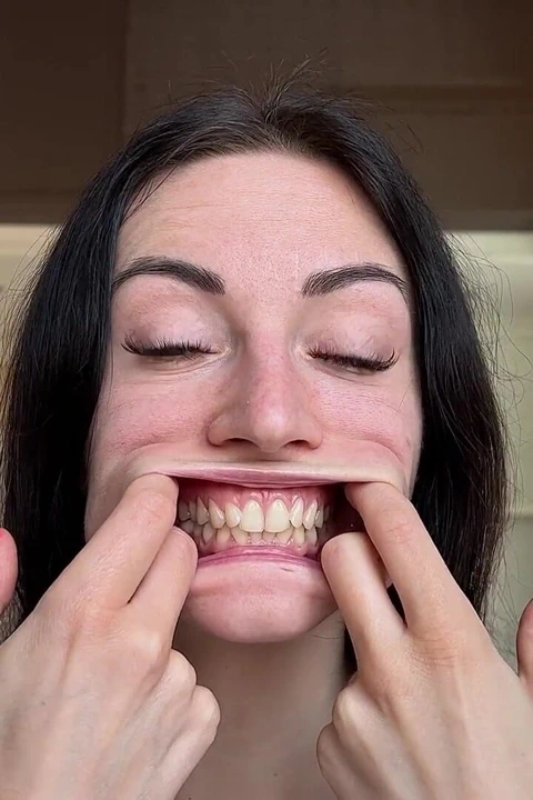 Ağız germe ve büyük gözler