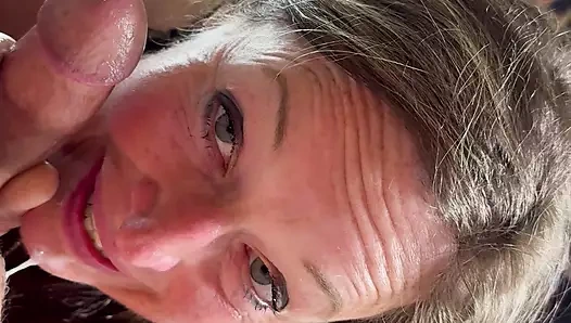 Güzel bonemaiden yarak emmeyi ve erkeğini boşaltmayı seviyor