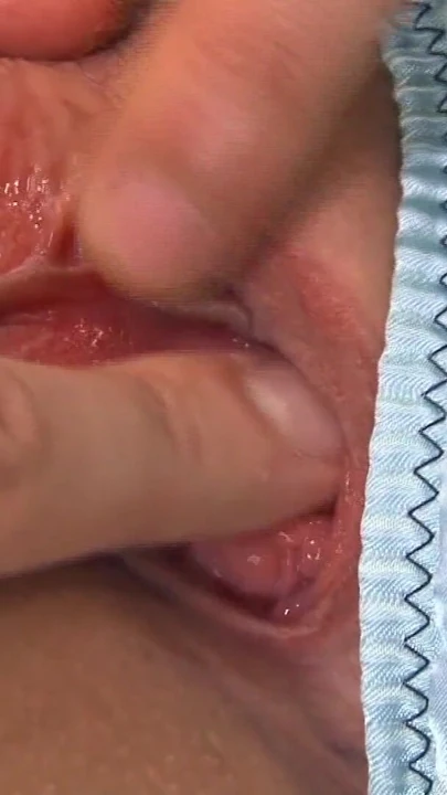 seksi kız yayılır bacaklar olarak o alır fucked tarafından iki canavar | Klip 1