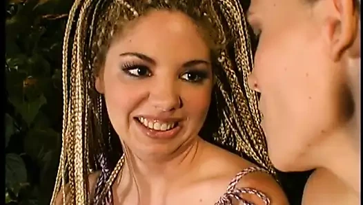 Muhteşem busty lezbiyenler strapon ile seks yapıyor ve birbirlerinin amlarını parmaklıyor