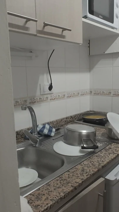 Üvey kız üvey babasıyla akşam yemeği pişiriyor, işler fışkırıyor ve mutfakta cızırtılı olmaya başlıyor | Klip 2