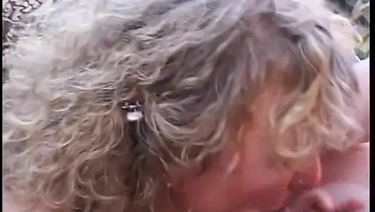 Sikilen sikmek istediğim nine büyük yarakları nasıl memnun etmeyi biliyor