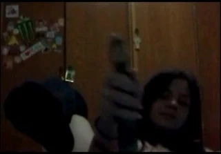 Sıcak esmer çorap içinde skype mastürbasyon yapıyor (ses ile)