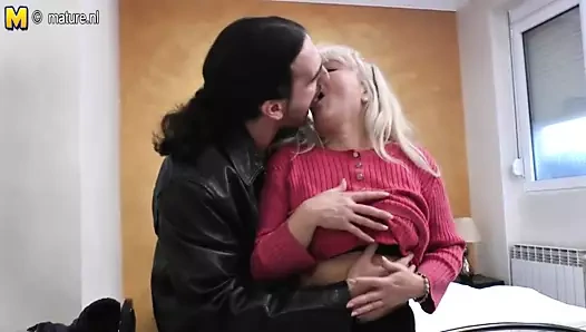 Sıcak anneanne Başlarken bir iyi sert anal sikme