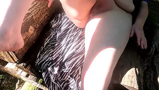 Kıyafetlerini çıkar ve bacaklarını aç!