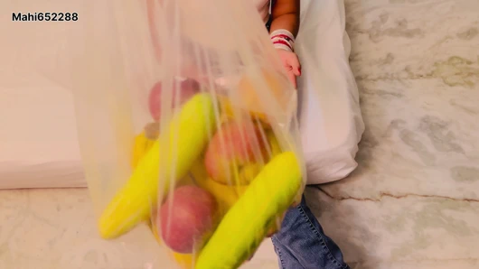 Jeens wali yenge ko fruit dene jaakar mera lalach aa gaya dekhkar phir yenge ko pata kar choda