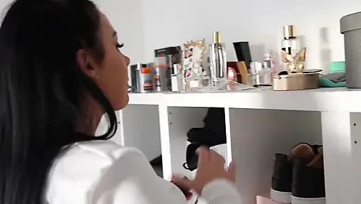 Mila ve Latin kadının tutsak yüzleşmesi, büyük doldurulmuş öğürme, sıkı kurbağacık ve yaramaz bir hırsızla alay ediyor! (fullhd)