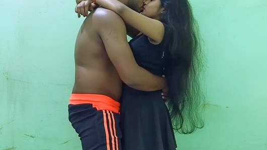 Hintli liseli kız ateşli romantizm yaşıyor ve sevgilisi öğretmeniyle sert sikiliyor