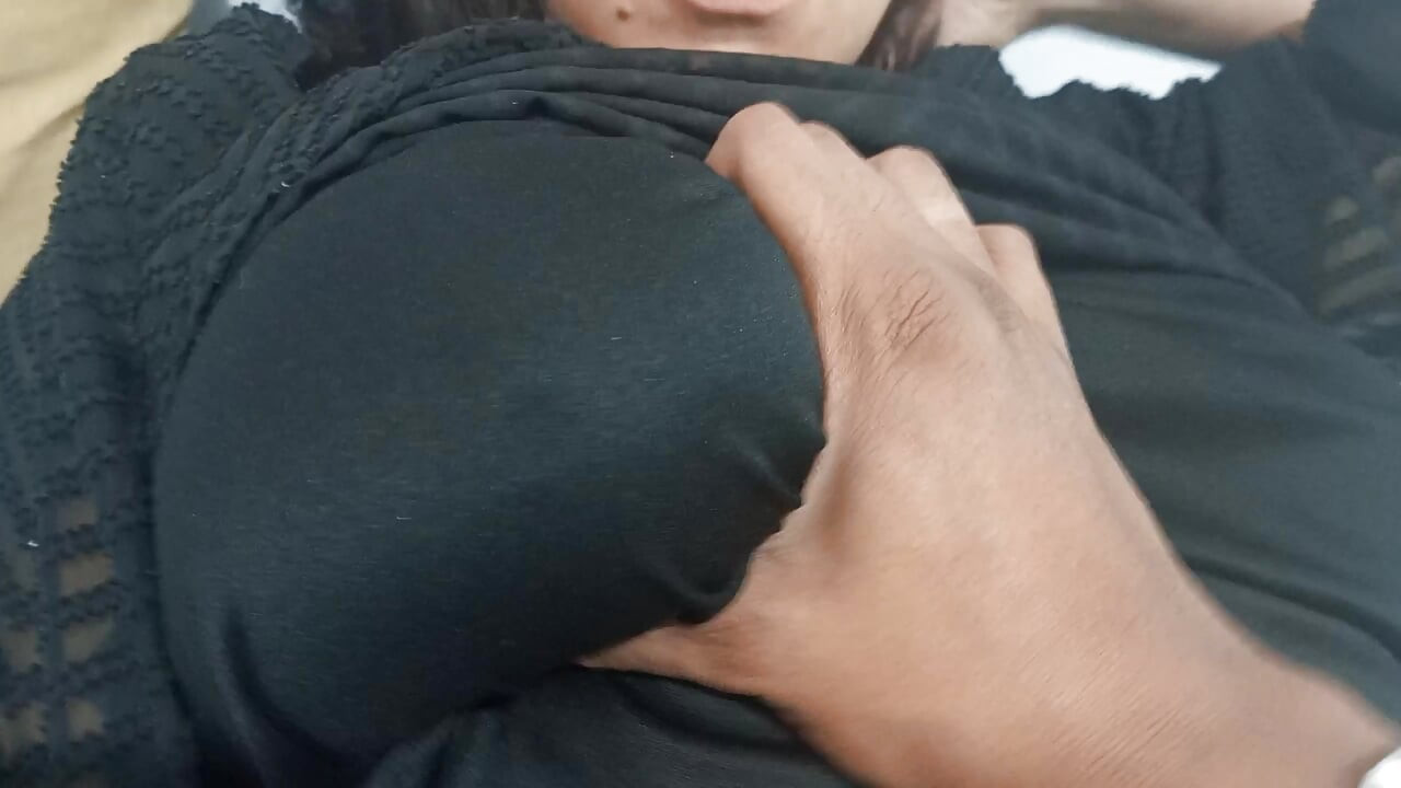 Yaramaz anne yatakta dinlenirken üvey oğlu büyük göğüsleri ve şişman götüyle oynuyor.