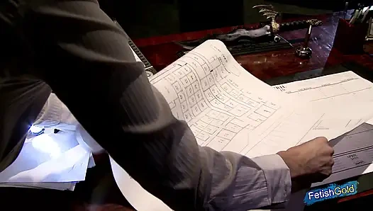 Büyük memeli seksi esmer ofiste yaşlı adam tarafından sert sikiliyor