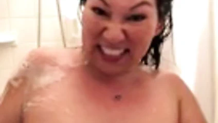 Asya milf robyn alır duş