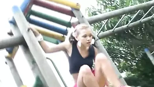 Genç sürtük oyun alanında büyük zenci yarağını emiyor