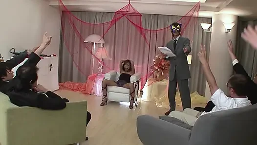 Esmer hatun fetiş sahnesinde sert parmaklıyor ve patlamak üzere orgazm oluyor