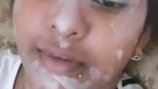 Seksi kızın yüzünde sperm var selfie yapıyor.mp40b