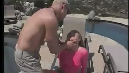 Horoz emme kız havuz başında iğne yapmak için onu almadan önce anal yapar