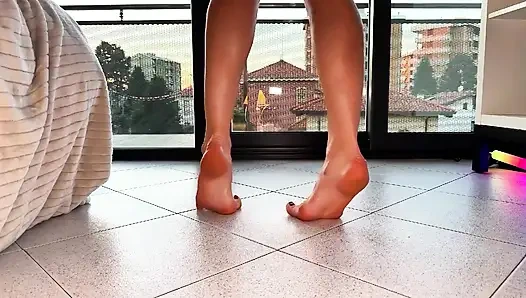 Tek arkadaşlar: ayaklarıma tapıyor ve boşalıyor