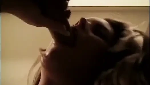 Sevimli esmer ateşli bir sakso çekiyor