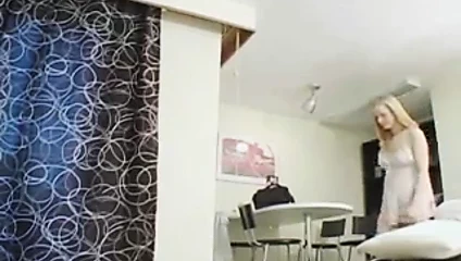 Janessa muhtaçlara yardım ediyor