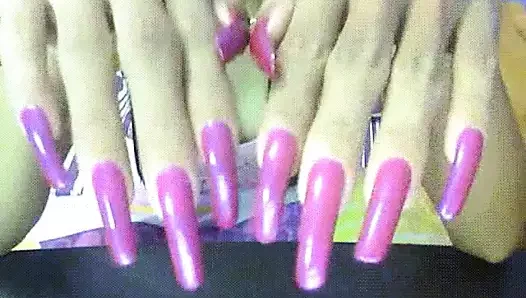 Uzun güzel pembe tırnaklar