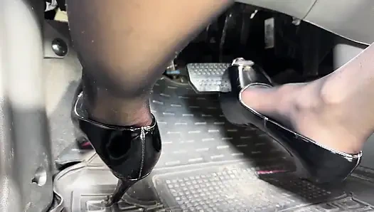 Ukrayna Tanrıçası ile pedal pompalıyor