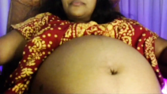 Hamile kadın büyük göbek kısa oynuyor.