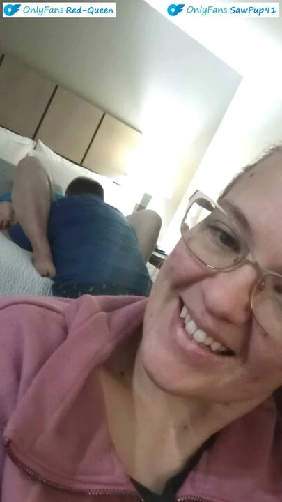 Gavat bakış açısı - gerçek gavat evli kadın kocasının başka bir kızı oteldeki gavat sandalyesinde koltuğundan sertçe boşaltmasını filme alıyor