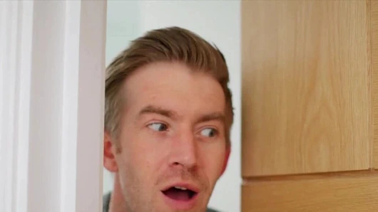 Danny d yeni evinin konuğu seksi Asya'ya girer