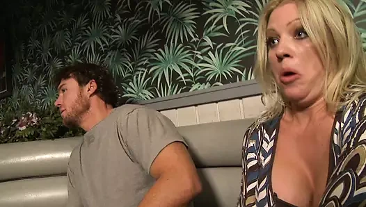 Süslü bir restoranda bir şipşak sahip yaramaz çift