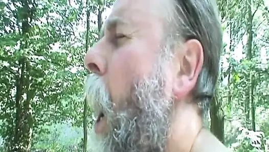 Sinsi yaşlı adam ormanda bir gençle sikişiyor