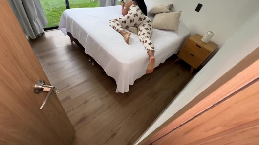 Koadremin üvey oğlunun bekaretini alıyorum