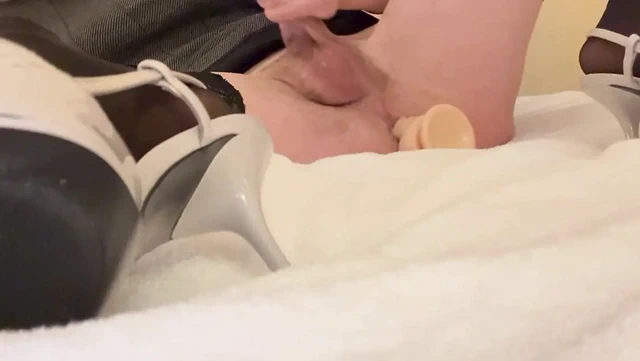 Marzia beni yarağı için hazırlamak için bu dildosunu kullanan trans sevgilisini düşünüyor