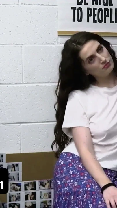 Shoplyfter - memur sevimli hırsız Aria Carson'un mor tangasını hareket ediyor ve onu masada sikiyor | Klip 1