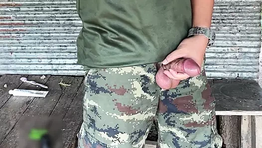 Azgın katı Taylandlı mastürbasyon yapıyor ve boşalıyor